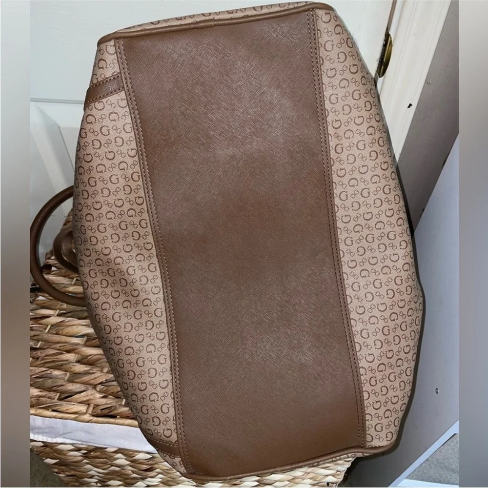 GUESS Tan & Brown Duffel Bag.  New - Picture 7 of 8